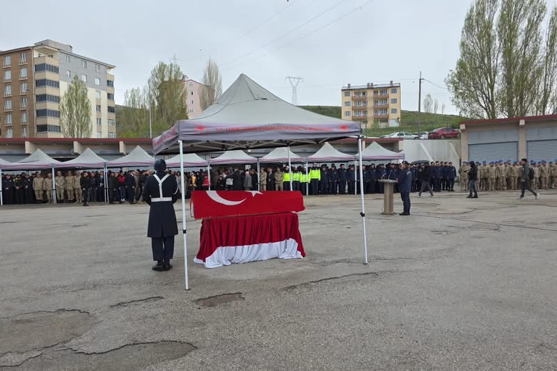 BAYBURT’TA HÜZÜNLÜ VEDA: GÖREVİ BAŞINDA RAHATSIZLANAN UZMAN ÇAVUŞ EMRAH TÜRKOĞLU DUALARLA UĞURLANDI